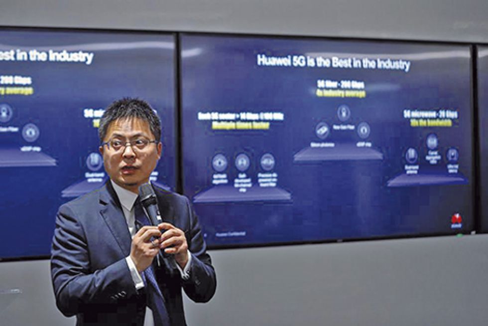 AVANCES. Un ejecutivo de Huawei en España participa en un evento de demostración sobre las cualidades de la tecnología 5G.