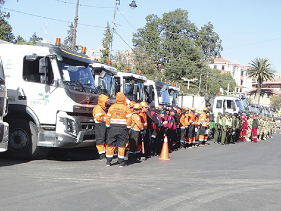 EQUIPO. Durante la preparación en la Plaza Aniceto Arce, un punto de carga. El personal llegó con las cisternas hasta el Distrito 5.