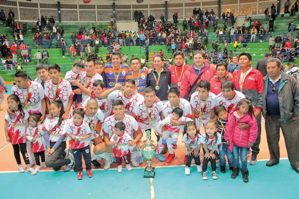 La selección chuquisaqueña anoche, tras ganar la final del Torneo Nacional de Fútbol de Salón en Sucre.
