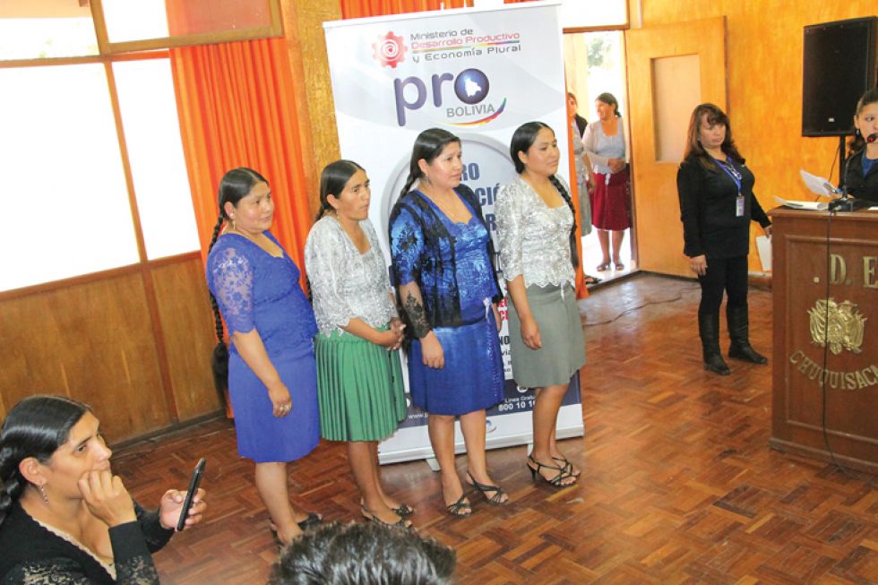 EXHIBICIÓN. Varias costureras de polleras recibieron en Sucre, el viernes, un certificado de competencias del Gobierno. Durante el acto mostraron sus diseños.