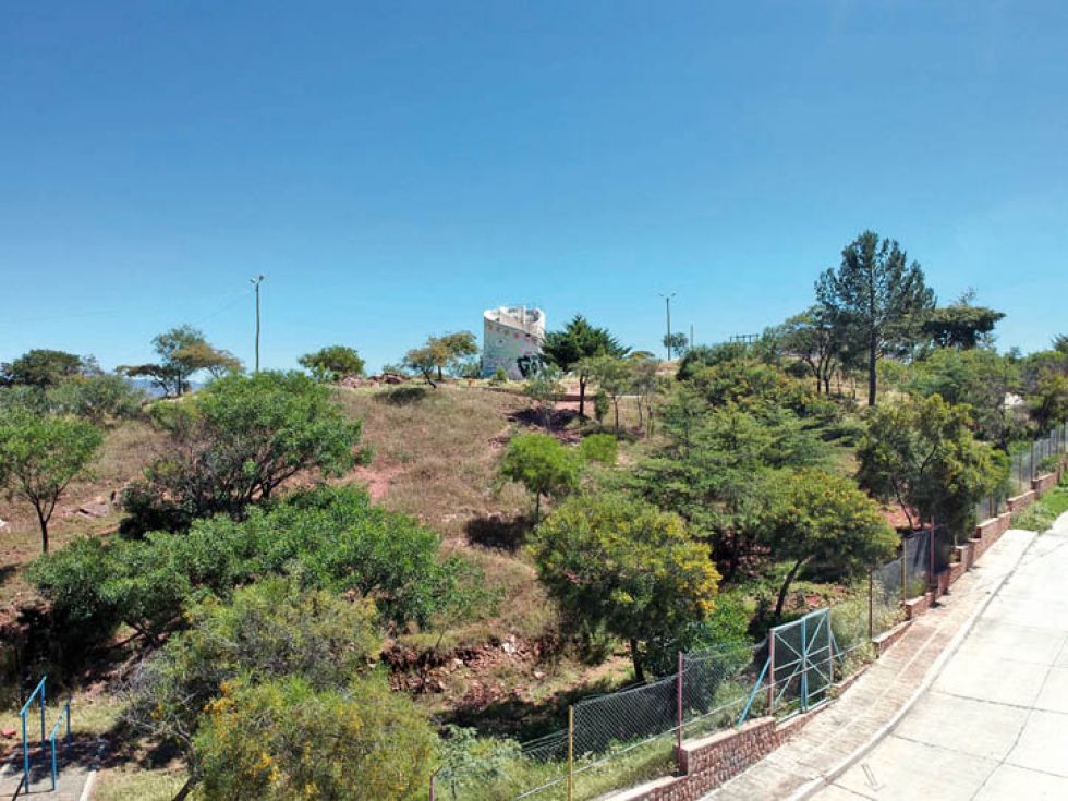 DETERIORO. Desde hace tres años los vecinos se organizaron para mantener cerrado el parque de la zona, por la presencia de personas ajenas al barrio.