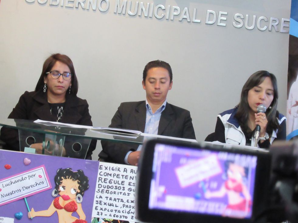 CONFERENCIA. Autoridades de la Alcaldía y el Sedes saludaron el Día de la Trabajadora Sexual.
