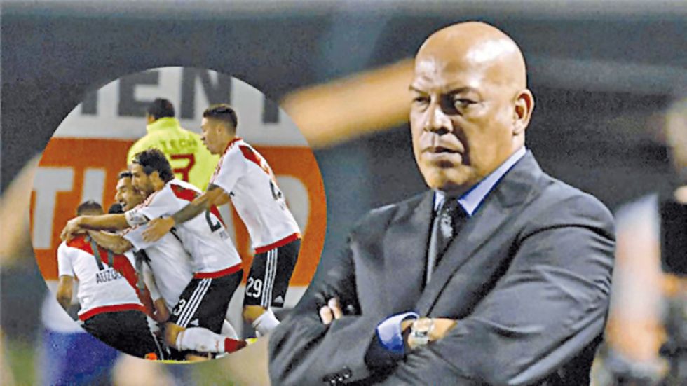 El entrenador peruano confesó los hechos que se suscitaron antes de la caída ante el “millonario”.