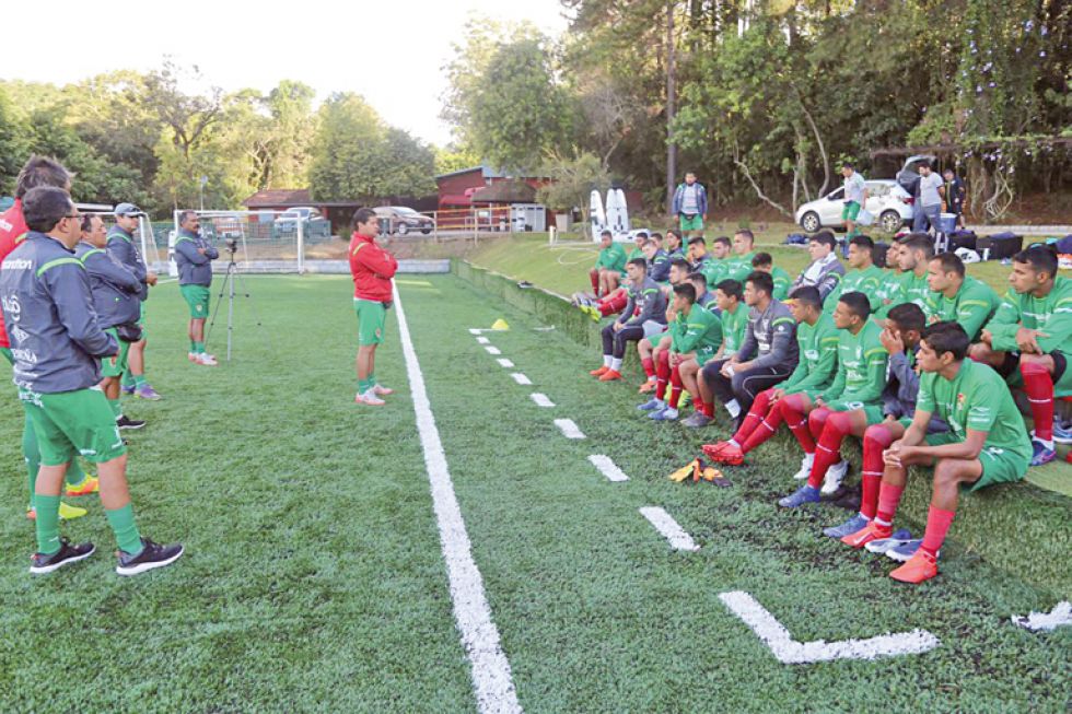 El técnico Eduardo Villegas (i) brinda una charla técnica a sus 23 jugadores en el centro de entrenamientos.
