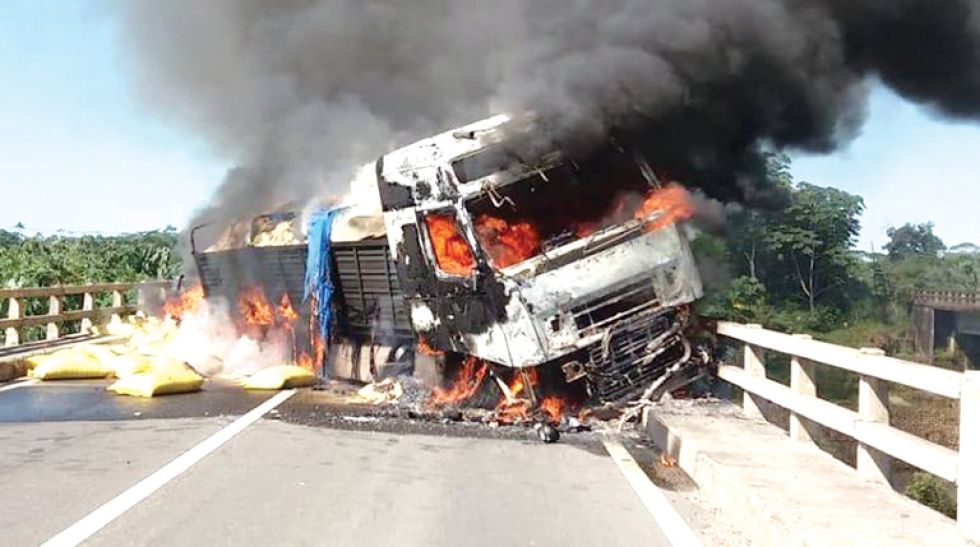 ACCIDENTE. El camión que se incendió.