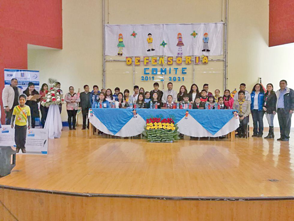 PRESENTACIÓN. Nuevo Comité Niño, Niña, Adolescente y autoridades, en el acto realizado ayer en la Villa Boliviariana.