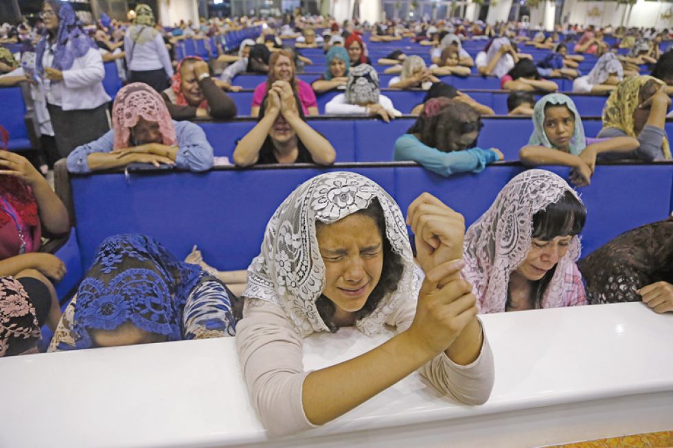 ESCÁNDALO. Fieles de la evangélica Iglesia la Luz del Mundo se congregan para rezar por la liberación de Naasón Joaquín García, detenido en EEUU.