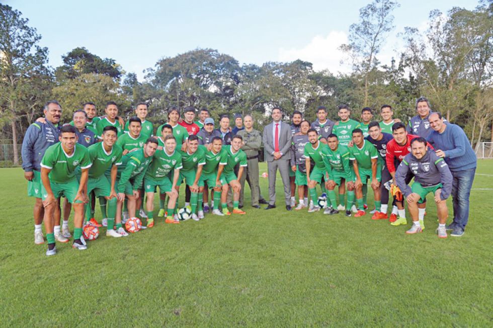 Los integrantes de la Selección Nacional posan junto al Jefe de la Policía de Sao Paulo, Rogerio Souza (c).