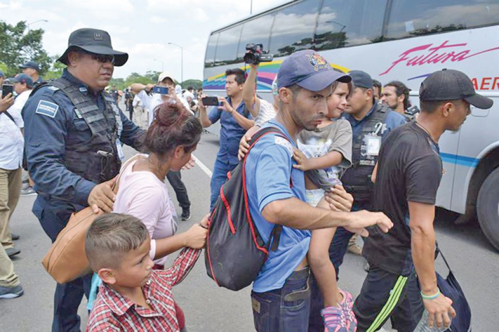 FLUJO. Inmigrantes centroamericanos son detenidos cuando intentaban cruzar la frontera de México con Estados Unidos.