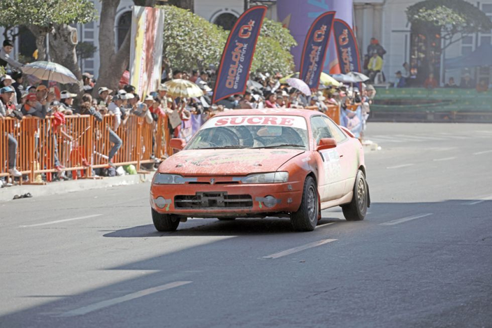 Ayer se corrió la primera jornada del Circuito Oscar Crespo, con un trazado que recorre la Plaza 25 de Mayo y otras calles del centro de la ciudad.