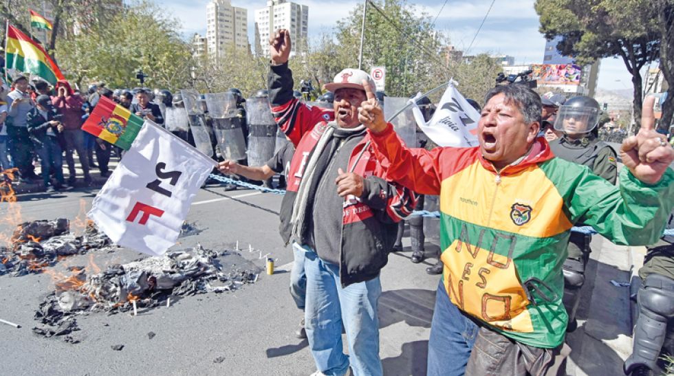 LA PAZ. La movilización de cívicos y actores de oposición en demanda de la renuncia de los vocales electorales, ayer.