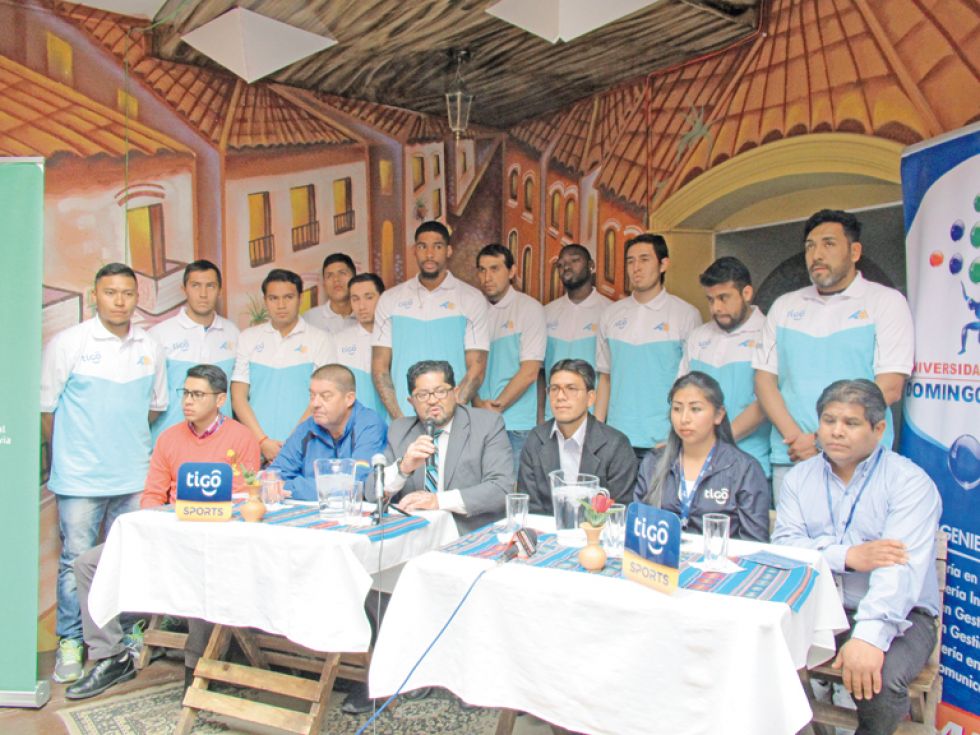 Ayer fue presentado el primer plantel de Amistad; abajo, los dos refuerzos extranjeros que ya trabajan en Sucre.