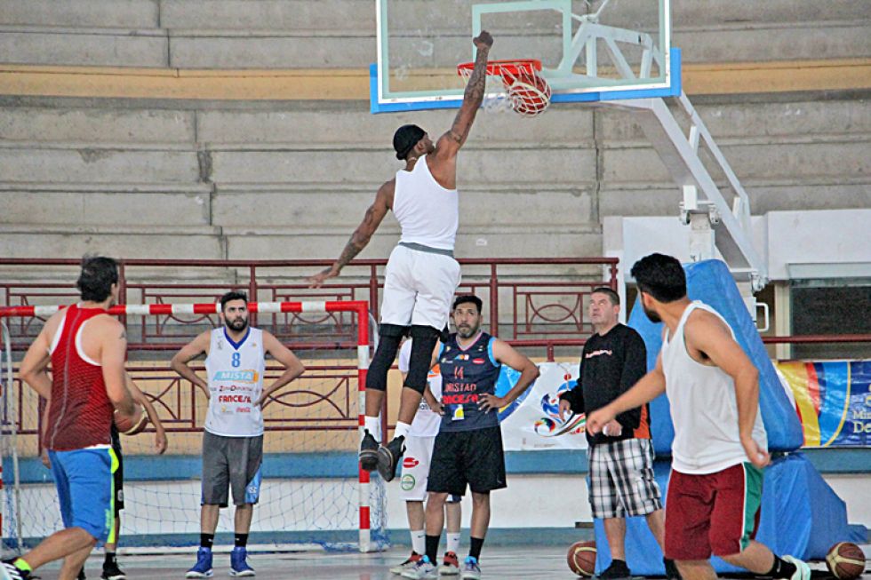 El equipo chuquisaqueño cerró prácticas ayer, en el Polideportivo, donde esta noche enfrentará a Carl A-Z de Oruro.