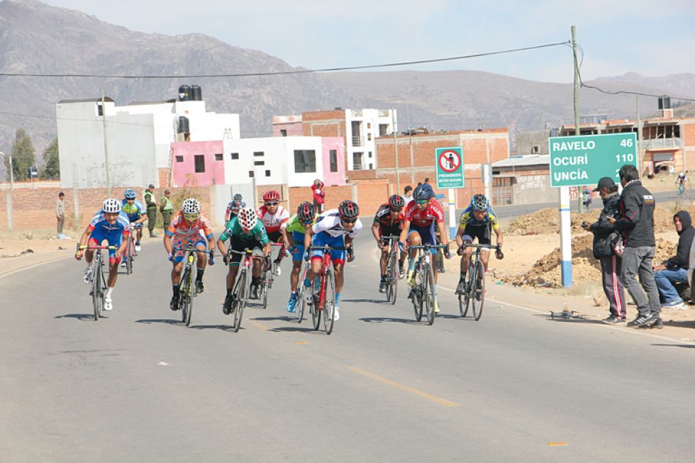 Los ciclistas de la categoría Sub 23 se esfuerzan en los ultimos 20 metros antes de cruzar la meta instalada en el sector de Lajastambo.
