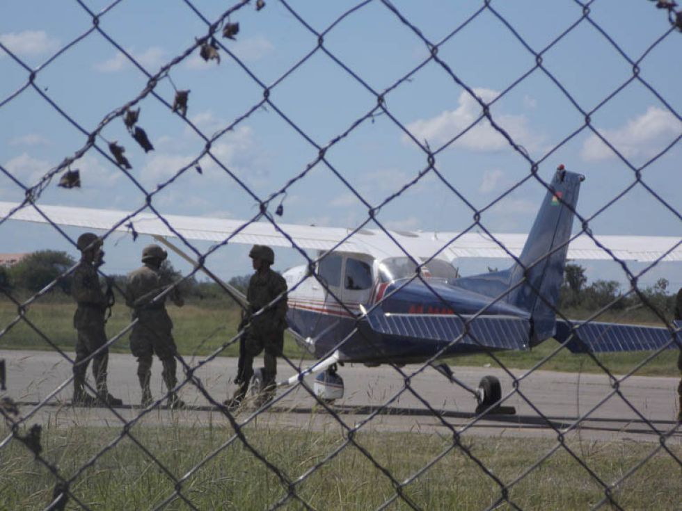 OPERATIVO. Un grupo de agentes del Gobierno ejecuta el operativo antidrogas en uno de los aeropuertos de Beni.