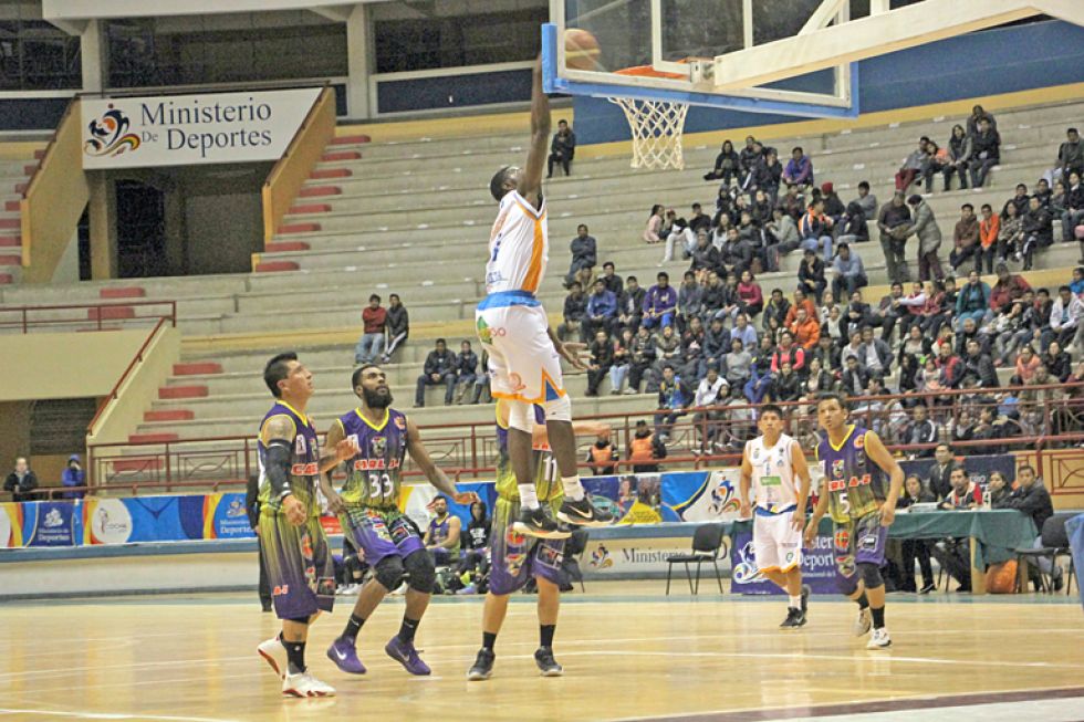 El norteamericano Jihad Wright encesta para Amistad en el partido jugado anoche, en el Polideportivo de Garcilazo.