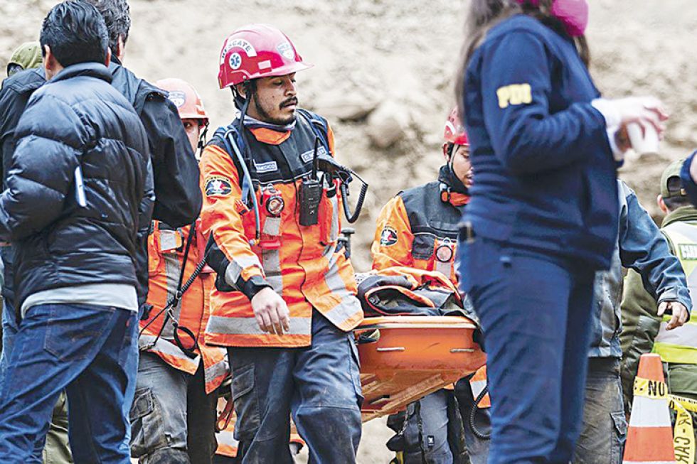 RESCATE. Un grupo de rescatistas chilenos traslada el cuerpo de Salomón Veizaga, el último minero que estaba desaparecido.
