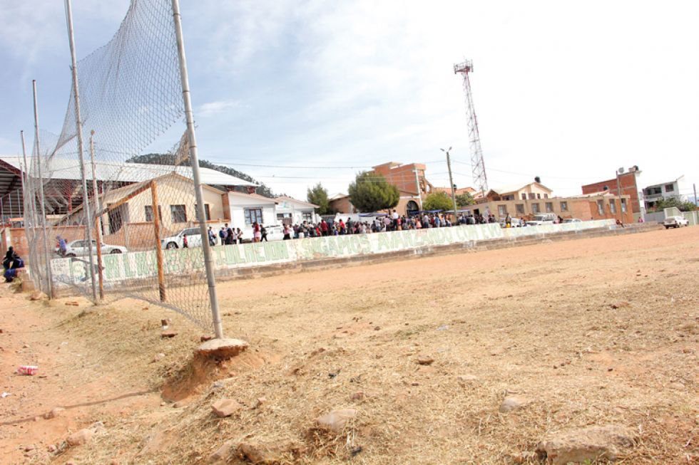 ABANDONO. El campo deportivo de tierra se encuentra en mal estado y los jóvenes lo utilizan para consumir bebidas alcohólicas.