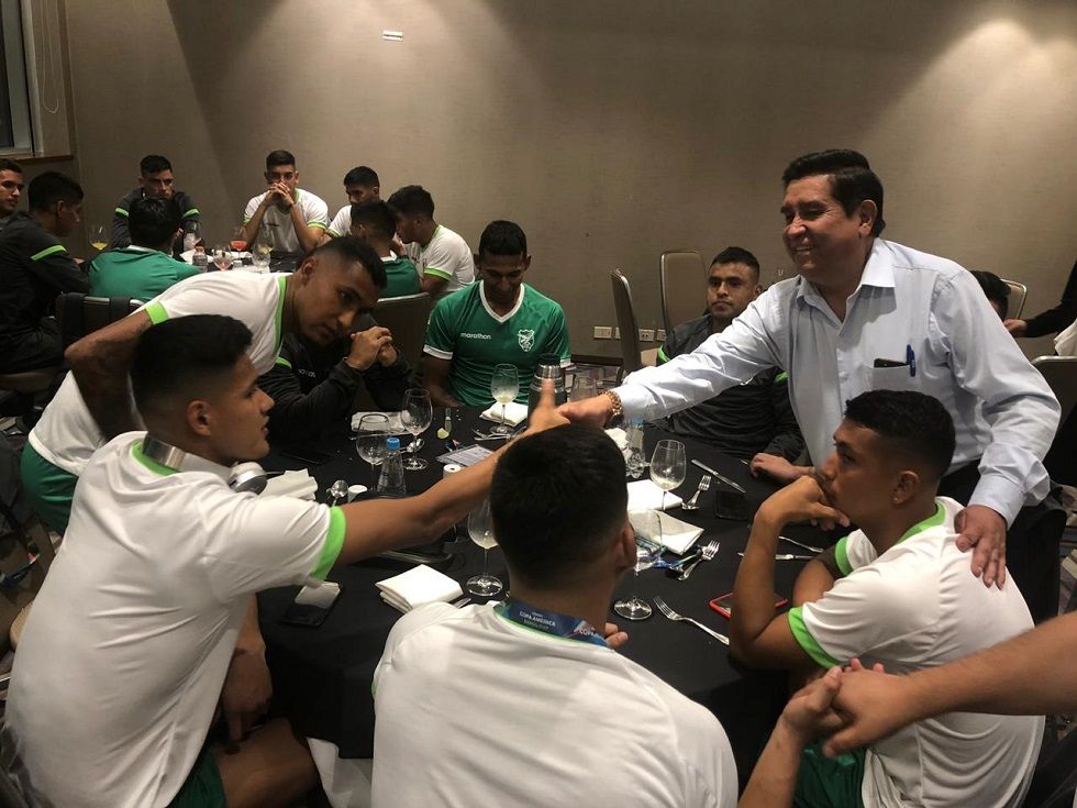 César Salinas durante una visita anterior a la concentración de la Selección Boliviana.
