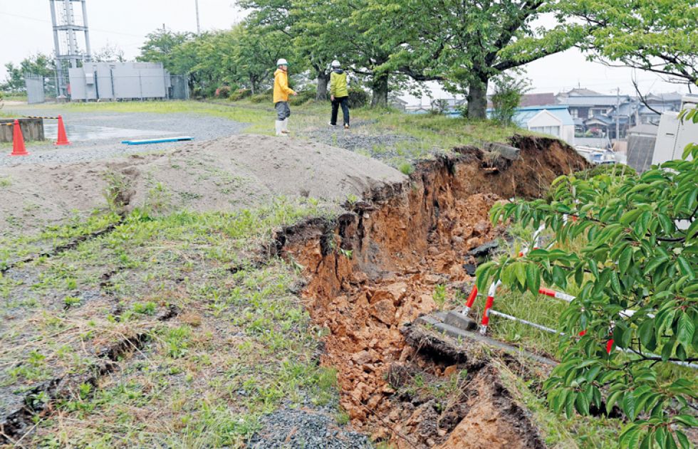 INQUIETUD. Vista de los daños causados por el poderoso terremoto en la región de Murakami, prefectura de Niigata.