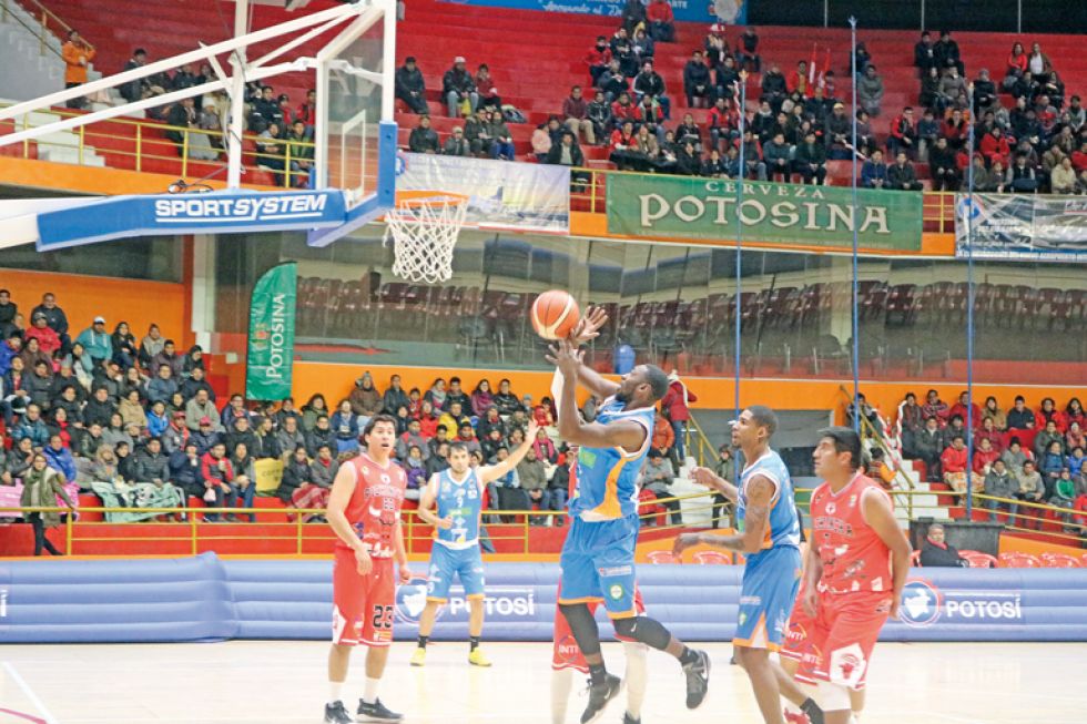 Un pasaje del partido jugado anoche en Potosí, entre Amistad y Pichincha, por la Libobasquet.