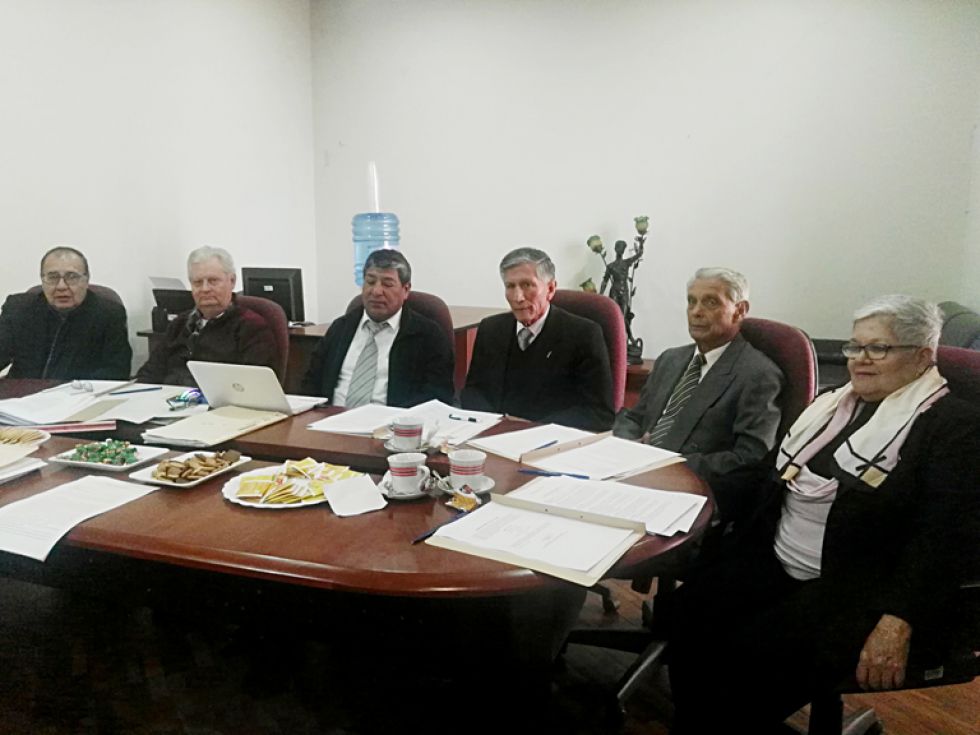 APELACIÓN. Los miembros del Tribunal de Honor del Colegio de Abogados sesionan en Sucre.