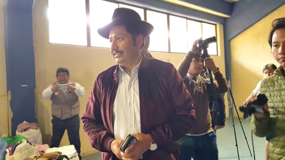 REACCIÓN. El gobernador Esteban Urquizu, el lunes, antes de referirse al video en cuestión.