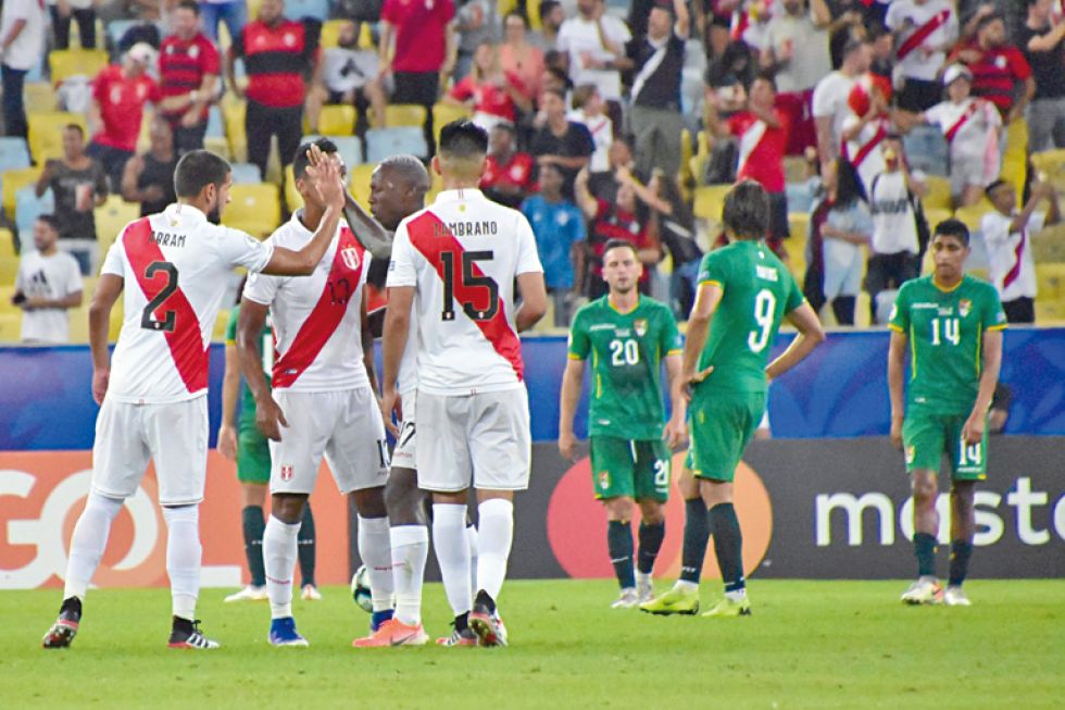El lamento de los jugadores bolivianos ante la celebración de los peruanos, después del tercer gol en tiempo de adición.