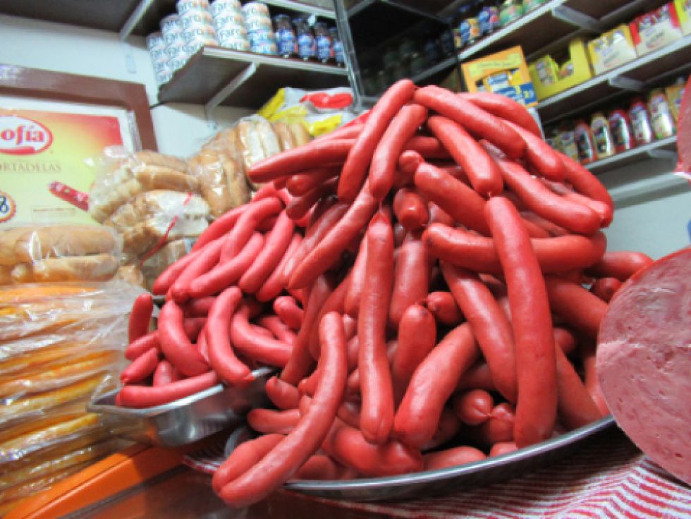 SALCHICHAS. En el Mercado Central ya se expenden productos para la noche del 23 de junio.