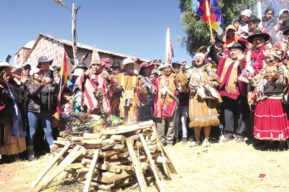 CEREMONIA. Decenas de personas participan en una ofrenda a la Pachamama durante las celebraciones con motivo del solsticio de invierno.