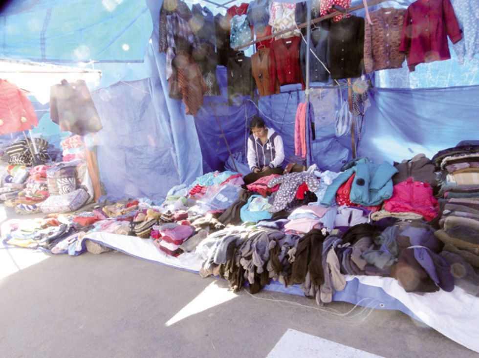 FERIA. Los comerciantes expresan su descontento por la distribución y localización de los puestos.