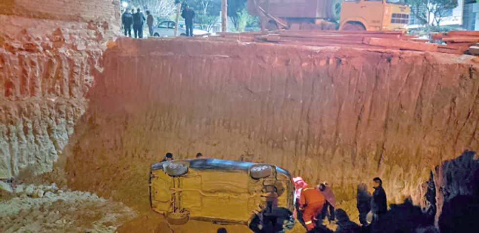 ACCIDENTE. El vehículo cayó al fondo de una construcción que no tenía señalización de peligro.