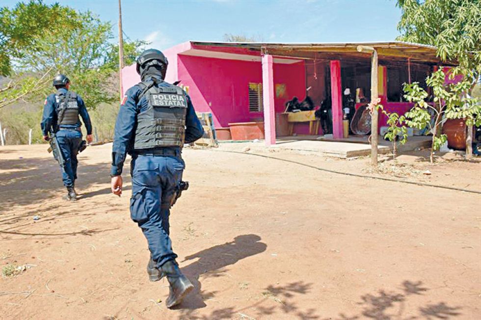 PRODUCCIÓN. Policías mexicanos intervienen un laboratorio de droga en el estado de Jalisco.