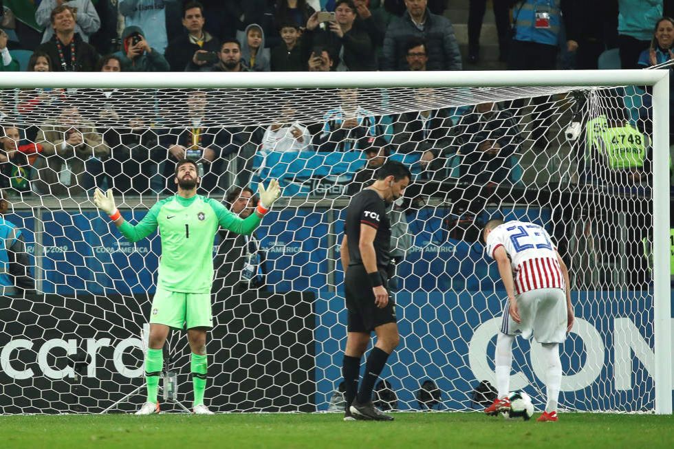 Allison (i) de Brasil, durante el partido Brasil-Paraguay de cuartos de final de la Copa América de Fútbol 2019, en el Estadio Arena do Grêmio de Porto Alegre, Brasil.