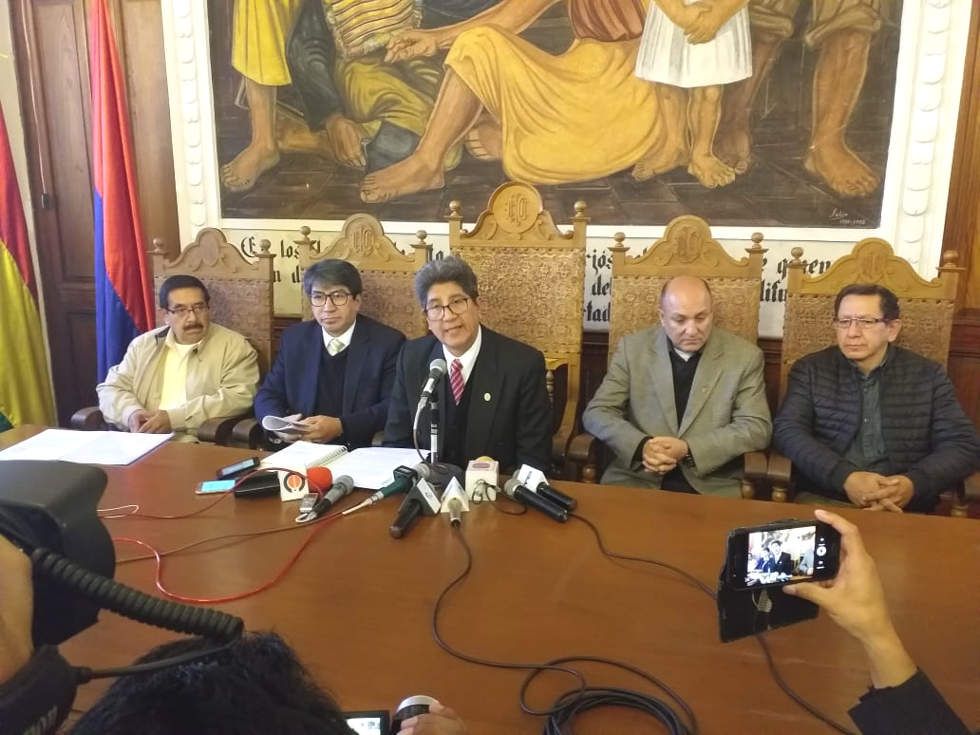 Las principales autoridades de San Francisco Xavier durante una conferencia de prensa.