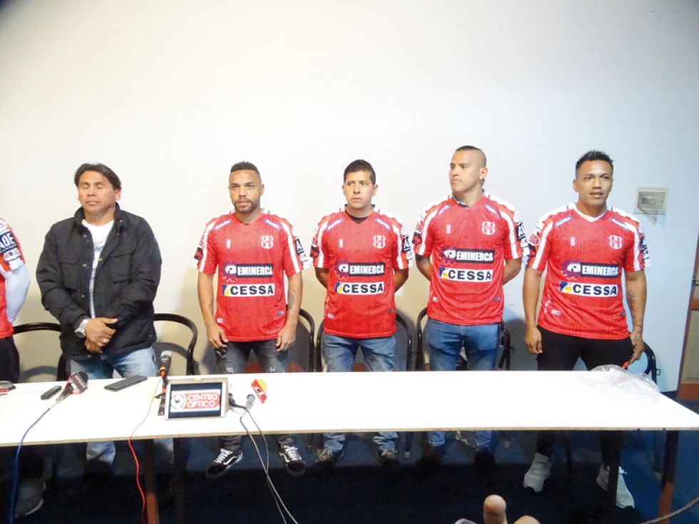 Los nuevos refuerzos para Independiente fueron presentados ayer en el Salón VIP del Estadio Patria por su presidente, Omar Calatayud (4d).