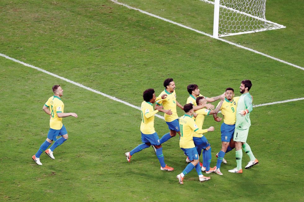 Los jugadores brasileños corren a festejar su clasificación con el arquero Alisson (d) y el delantero Gabriel Jesús (9), autor del último gol en penales.