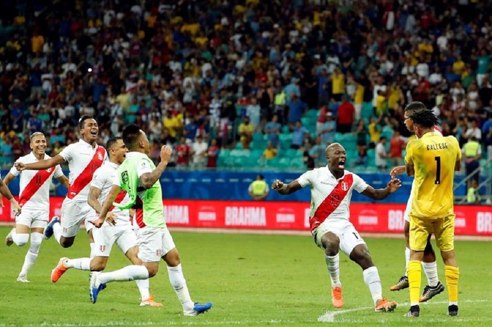 Los jugadores peruanos corren a abrazarse con el arquero Gallese, la figura de los penales.