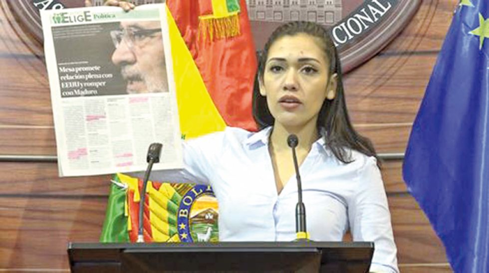 CONFERENCIA. La presidenta del Senado, Adriana Salvatierra, responde al candidato Mesa.