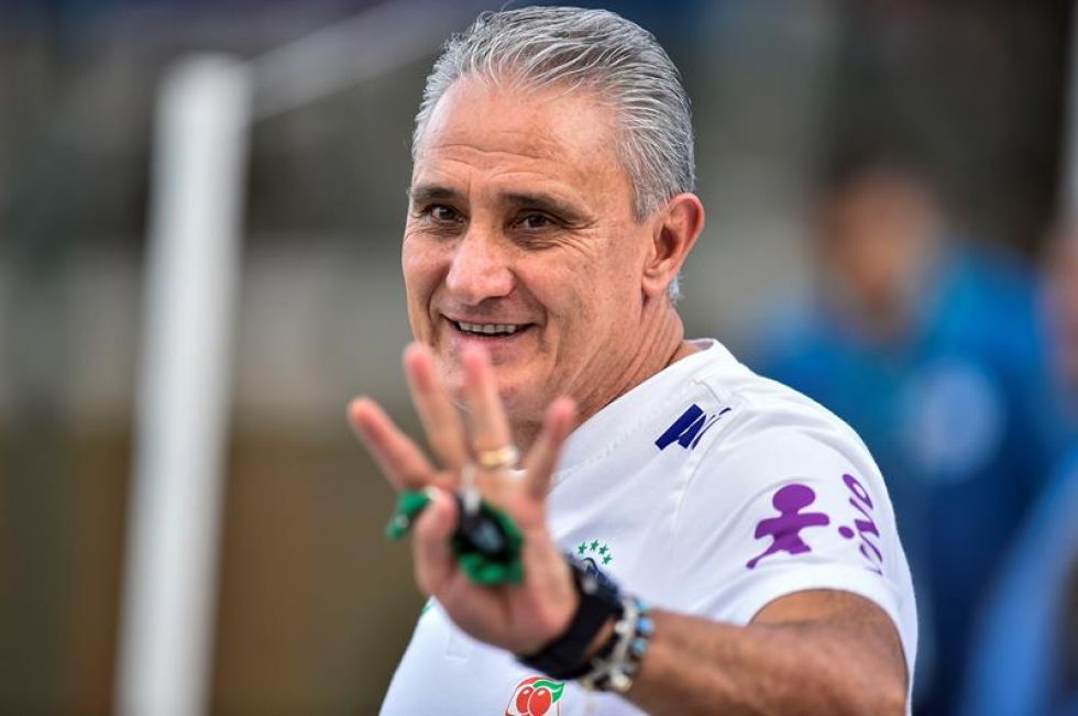 El entrenador del equipo nacional de fútbol de Brasil Tite dirige una práctica de su equipo.