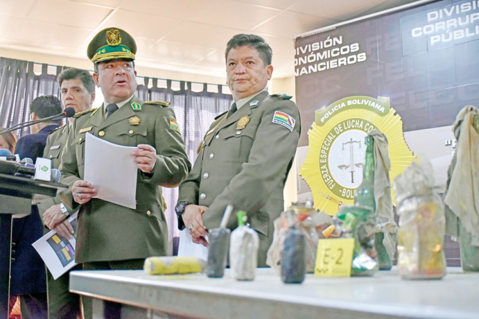 CONTROL. Autoridades policiales presentan lo incautado en la movilización de los yungueños.