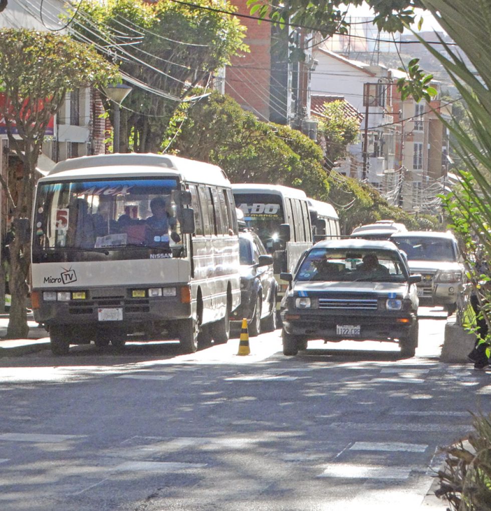 TRÁNSITO. Los micros aún no respetan su carril asignado y el estacionamiento sigue permitido.