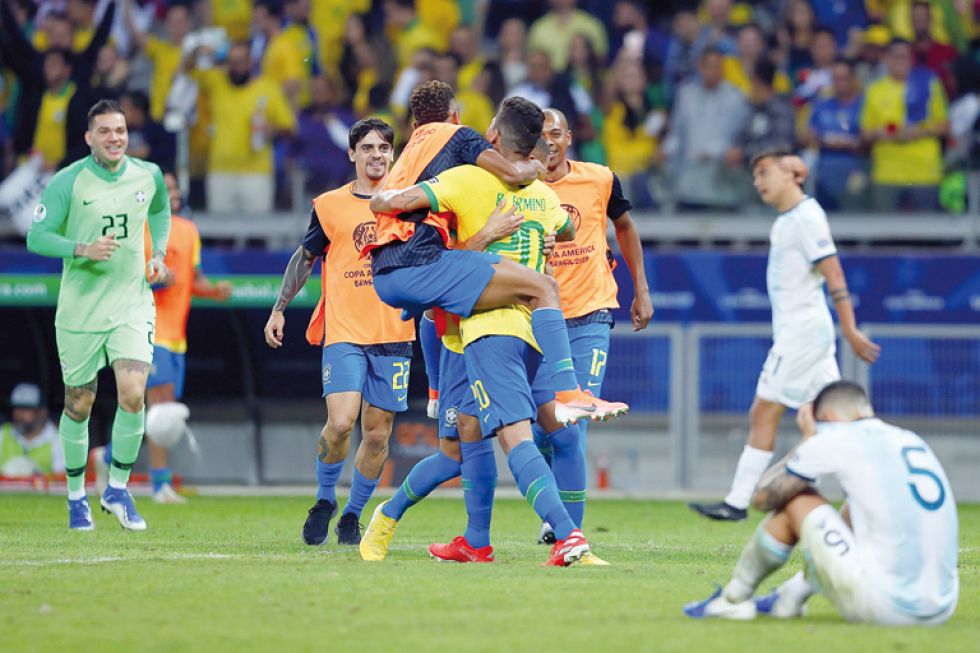 La celebración de los jugadores brasileños al final del partido, imagen que contrastó con la desazón de los futbolistas argentinos, eliminados de la Copa América.