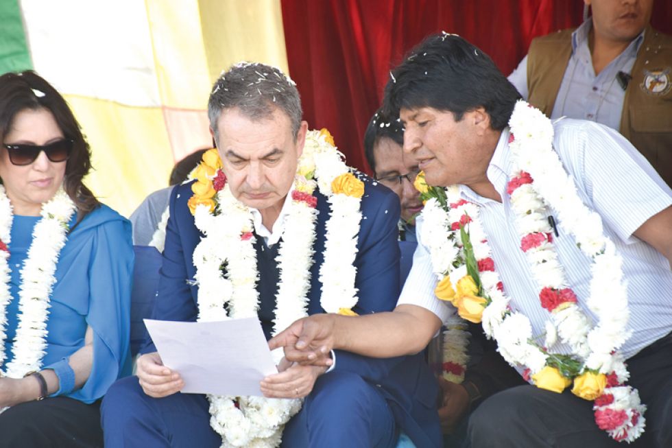 COCHABAMBA. El expresidente José Luis Rodríguez Zapatero y el presidente Evo Morales en un acto público en Capinota.