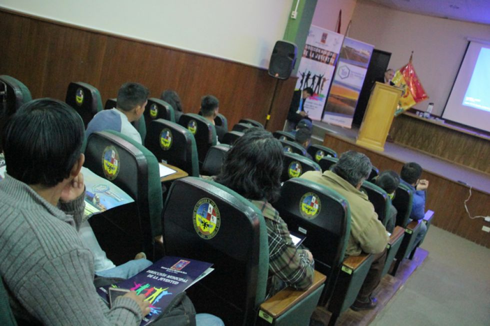 CONVERSATORIO. El gerente ejecutivo de YLB expuso ante universitarios de San Francisco Xavier.