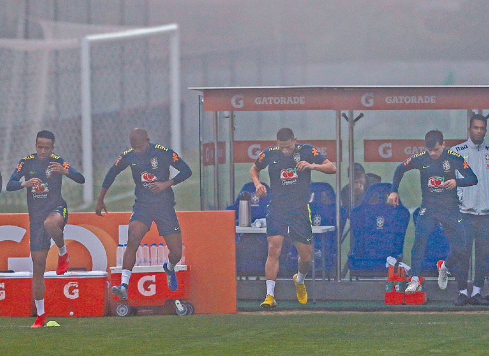 La selección brasileña se vio sorprendida por la neblina que cubrió la Granja Comary ayer, en Teresópolis.