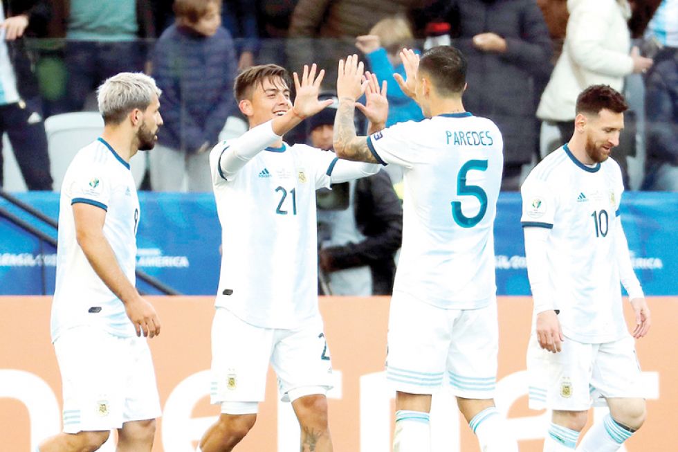 Paulo Dybala (2i) anotó el segundo gol de la Albiceleste ayer, en el partido por el tercer lugar frente a Chile, en el Arena Corinthians.