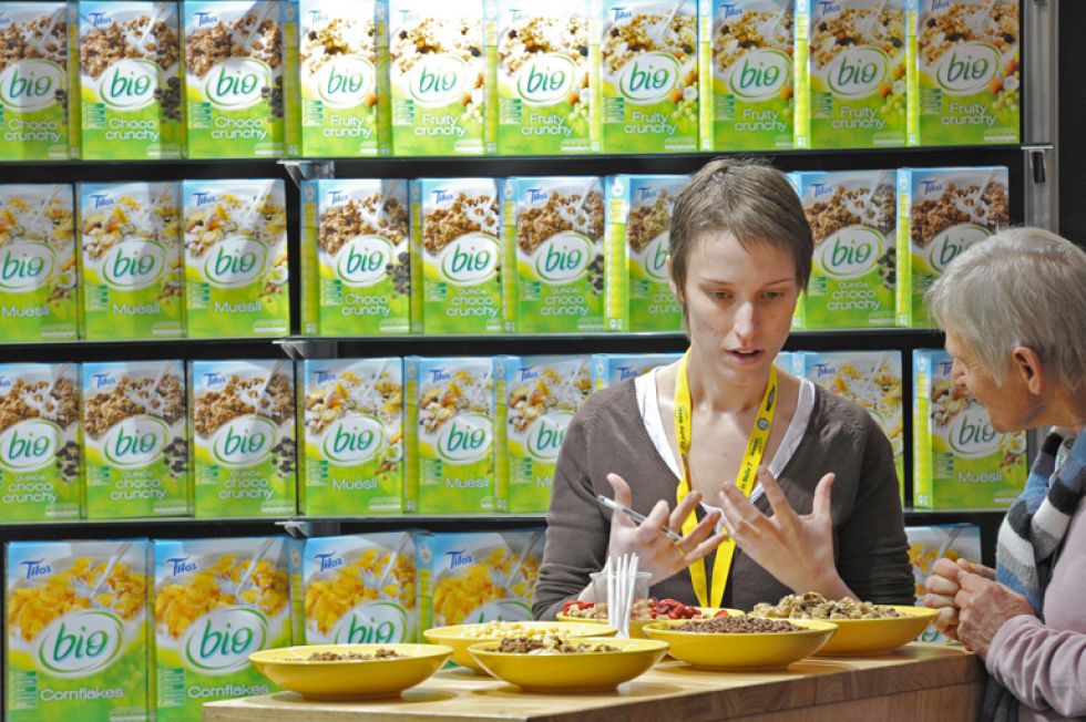 Una visitante y una empleada del stand de un productor de muesli conversan en la feria Biofach de Nuremberg, la más importante del mundo del sector de la agricultura ecológica. EFE