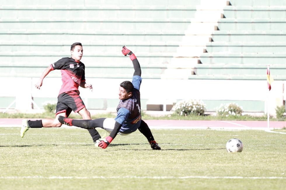 El mediocampista paraguayo Diego Portillo, de Fancesa, convierte el cuarto gol ante la salida del portero de Alianza Sur, Wilson Ordóñez, ayer en el Estadio Patria.