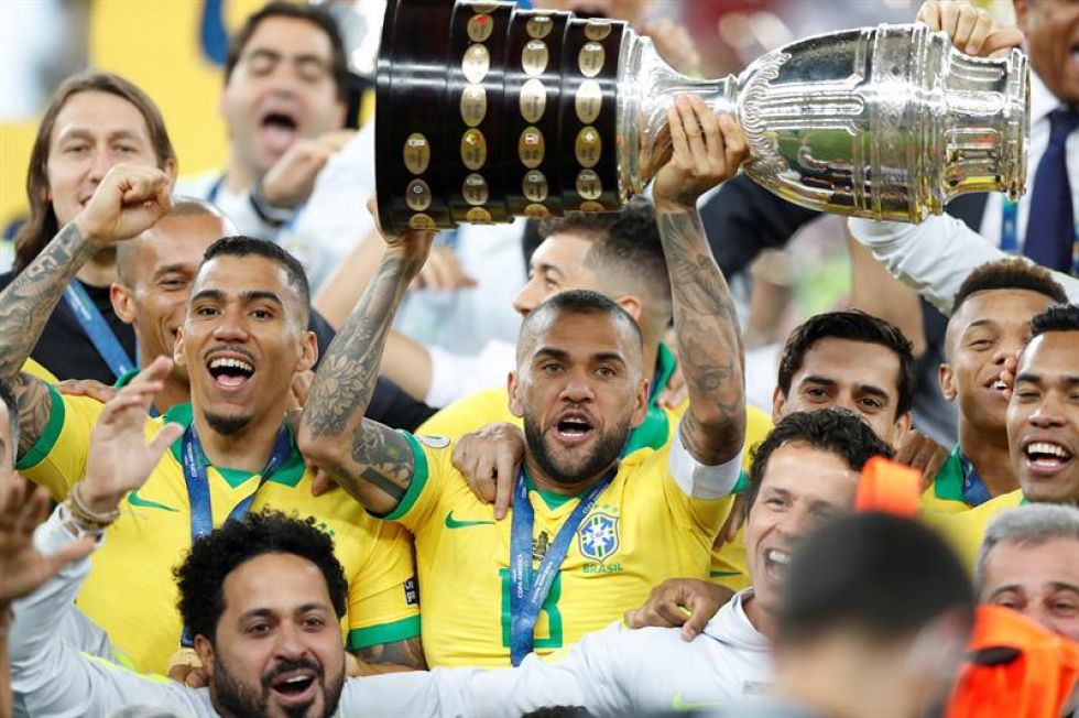 Dani Alves y jugadores de Brasil celebran con el trofeo de la Copa América de Fútbol 2019, en el Estadio Maracanã de Río de Janeiro, Brasil, hoy 7 de julio de 2019.